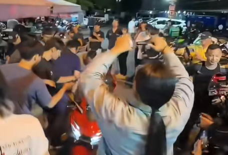 台湾首辆张雪机车街头亮相，无法上牌骑行，巡警也忍不住合影
