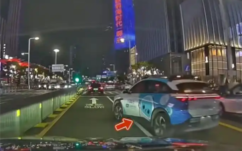 无人驾驶车压实线加塞险剐蹭，客服称安全借道