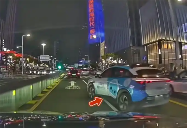 无人驾驶车压实线加塞险剐蹭，客服称安全借道
