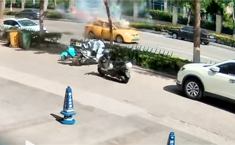汽车行驶中突发爆炸大量碎片飞溅，当地回应：系油改气车辆已移交官方
