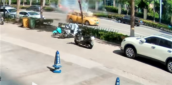 汽车行驶中突发爆炸大量碎片飞溅，当地回应：系油改气车辆已移交官方