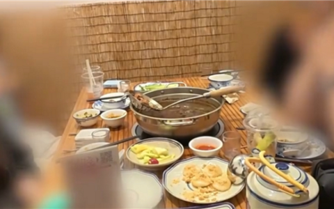 游客嫌潮汕火锅太淡欲写5000字差评，商家无奈免其400元单：网友吵翻不该让步