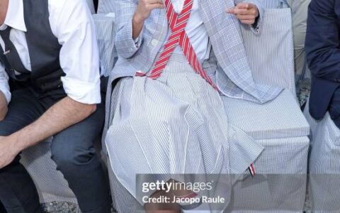 蔡徐坤新造型挑战百褶裙，坤哥穿裙依然惊艳动人