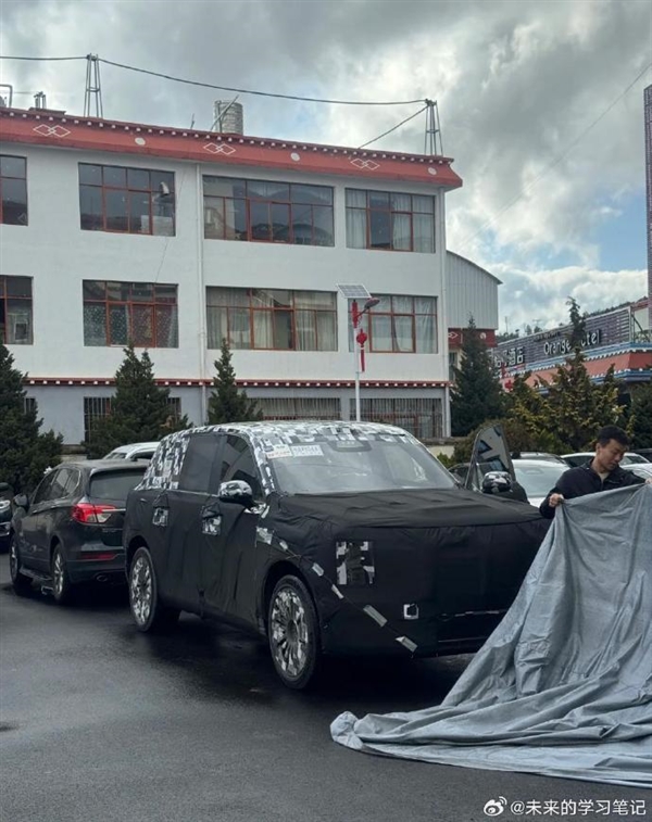 鸿蒙智行尊界SUV谍照：尾灯采用V800同款