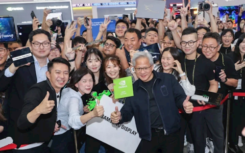 黄仁勋台北电脑展人气爆棚：与女粉丝热情握手合影，全场齐喊Jensen