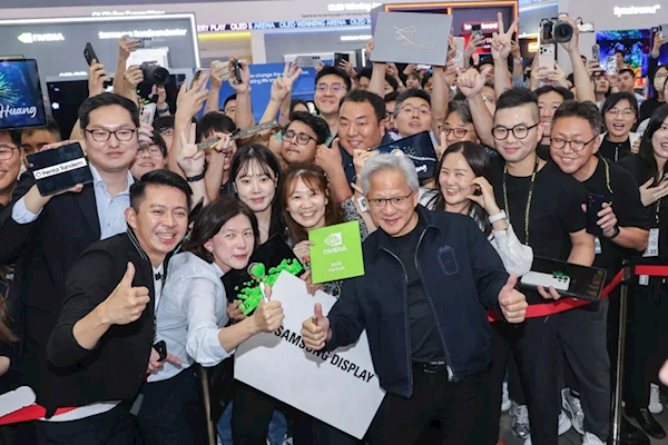 黄仁勋台北电脑展人气爆棚：与女粉丝热情握手合影，全场齐喊Jensen