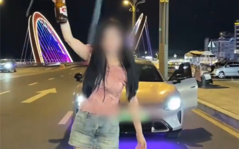 女子逆行违停拍视频，被举报后多项违法受罚