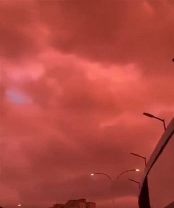委内瑞拉强震后首都现血色天空