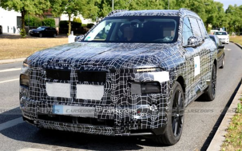宝马首款纯电SUV iX7谍照：翼片门把手+大屏可玩游戏