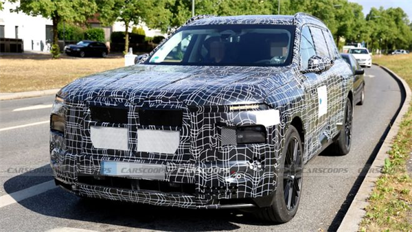 宝马首款纯电SUV iX7谍照：翼片门把手+大屏可玩游戏