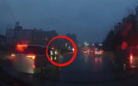 男子翻越绿化带横穿六车道被两车撞死 行人全责