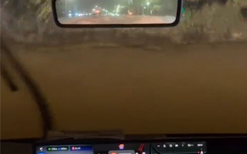 路面积水淹半窗，极氪9X变“潜水艇”