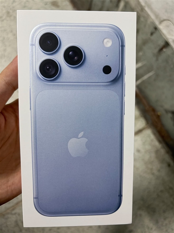 iPhone 18 Pro Max清新配色远峰蓝曝光