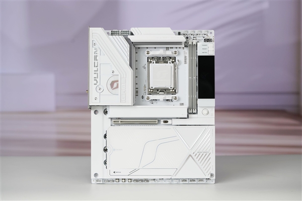沉金背钻工艺 七彩虹iGame X870E白火神 专为X3D打造