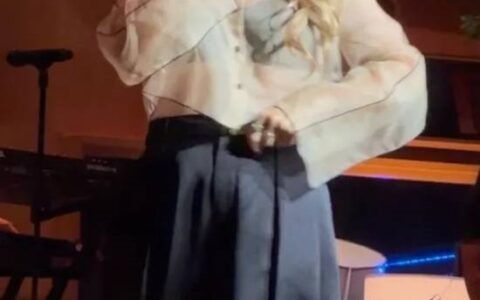 美歌手意外走光自嘲胸小不会跑