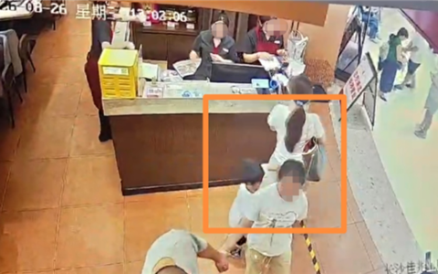 4岁男童被指摸臀，女子账号被禁，网友扒出多段争执视频
