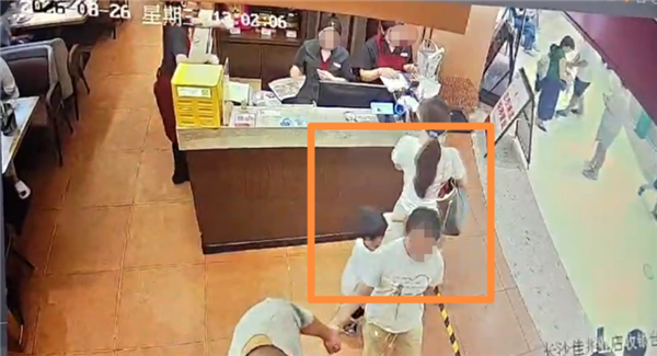 4岁男童被指摸臀，女子账号被禁，网友扒出多段争执视频