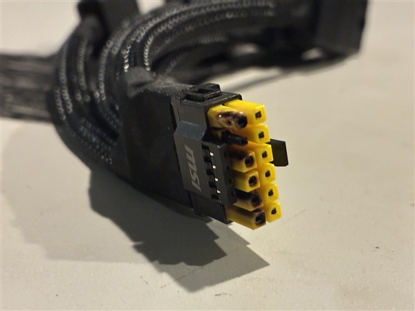 RTX 5090又烧：DLSS5功耗613W，插头熔化