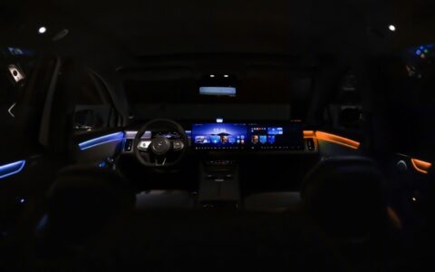 余承东晒智界R7内饰：见光不见灯，好看好用