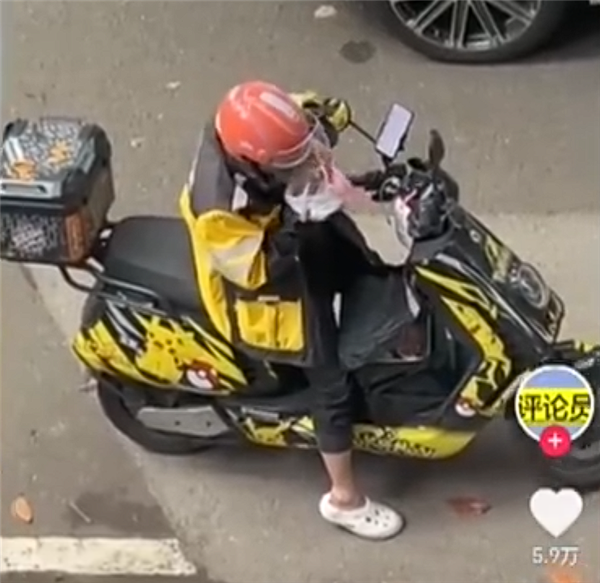 外卖员吐口水真相：系摆拍推销封签，三人被抓