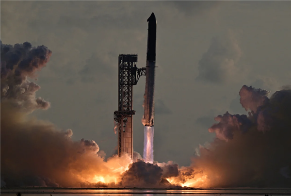 引擎故障无阻SpaceX星舰首次入轨