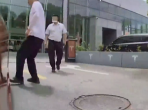 特斯拉车主不满维修质量，遭员工伸腿拦车，门店回应在核实
