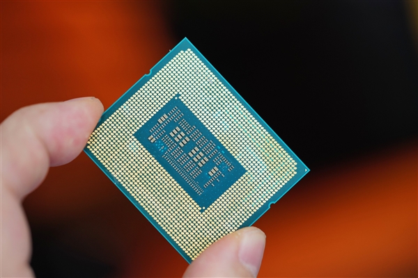 美海关主管偷46台电脑 i7换奔腾被抓