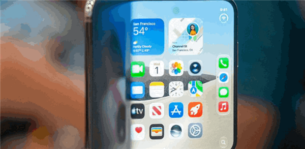 苹果副总裁：iPhone Duo磨砂膜遮折痕，铰链无松垮胜友商