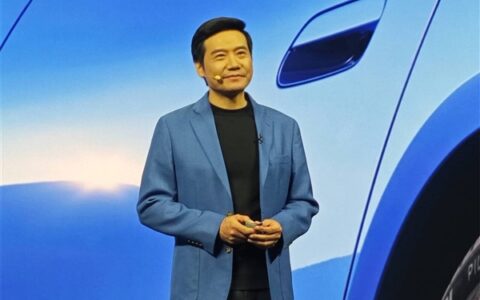 雷军到访宇树，观看人形机器人表演