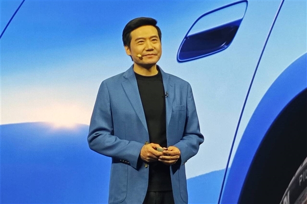 雷军到访宇树，观看人形机器人表演