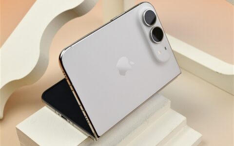 iPhone Duo上手：质感惊艳，屏下摄像头尴尬
