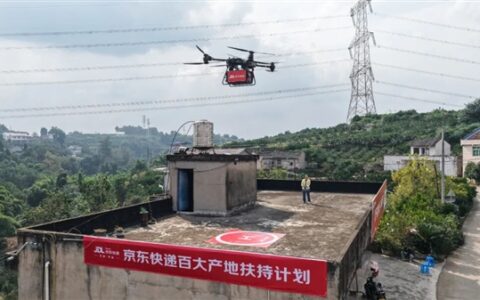56岁大姐改造屋顶为无人机快递站，月增收
