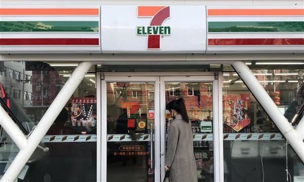 外卖冲击，便利店靠卖烟续命
