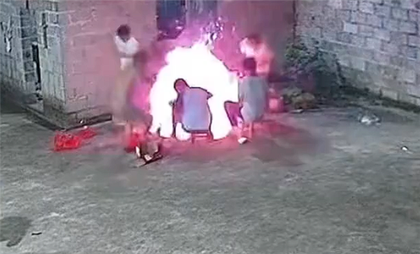 水泥地烧烤爆炸，消防警示高风险