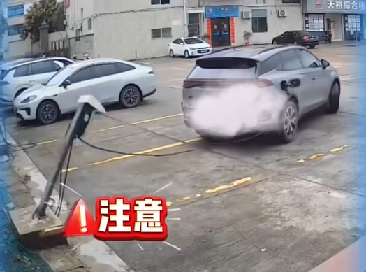 电车车主不拔枪起步拽倒电桩