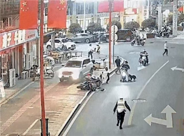男子无证酒驾遇查倒车连撞5车，系惯犯