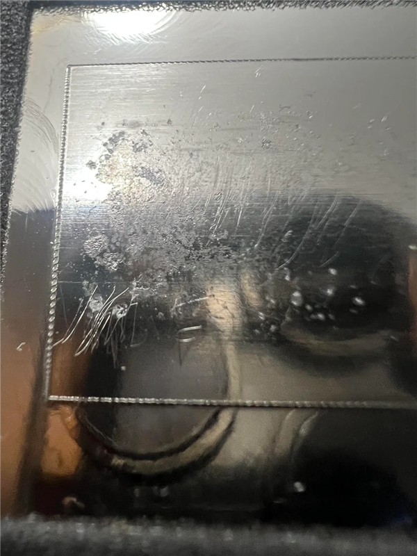 离谱！网友刀片刮CPU液金，铜底座被刮凹