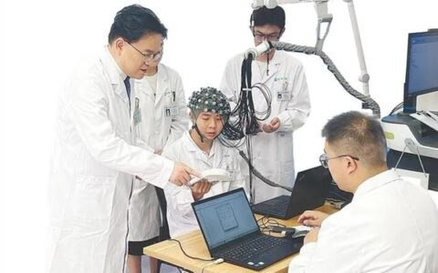 脑机接口新突破：无创意念控制瘫痪右手抬起