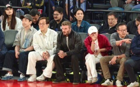 马云NBA中国赛与成龙蔡崇信王宁同框，蹲下与贝克汉姆合影轮椅球迷