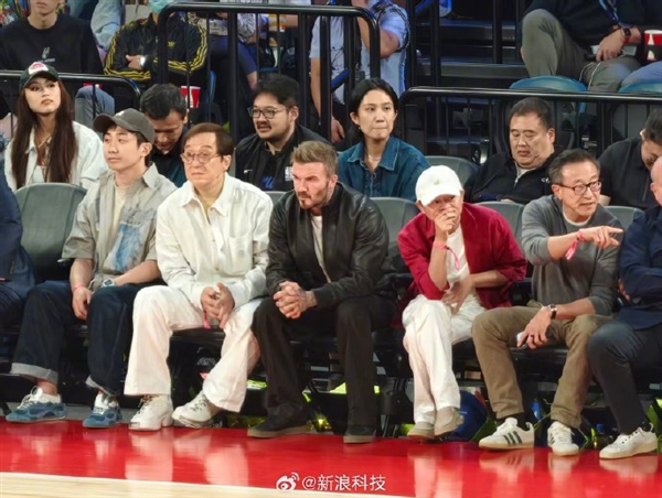 马云NBA中国赛与成龙蔡崇信王宁同框，蹲下与贝克汉姆合影轮椅球迷